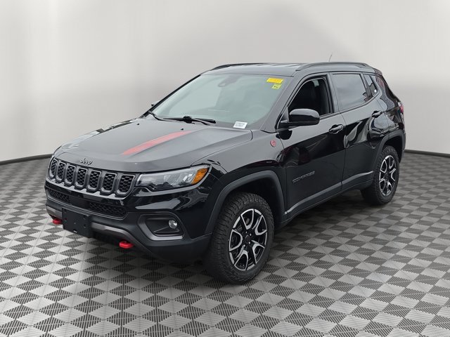Used 2025 Jeep Compass Trailhawk AWD/4WD image 3