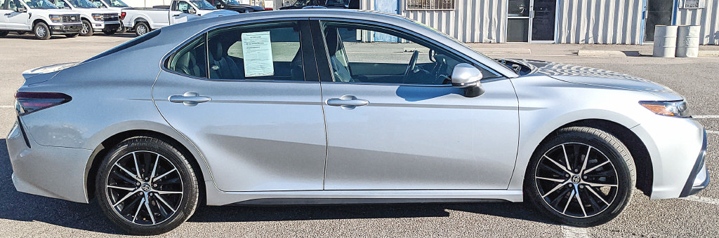 Used 2021 Toyota Camry SE w/ Blackout Package (TMS) FWD image 2
