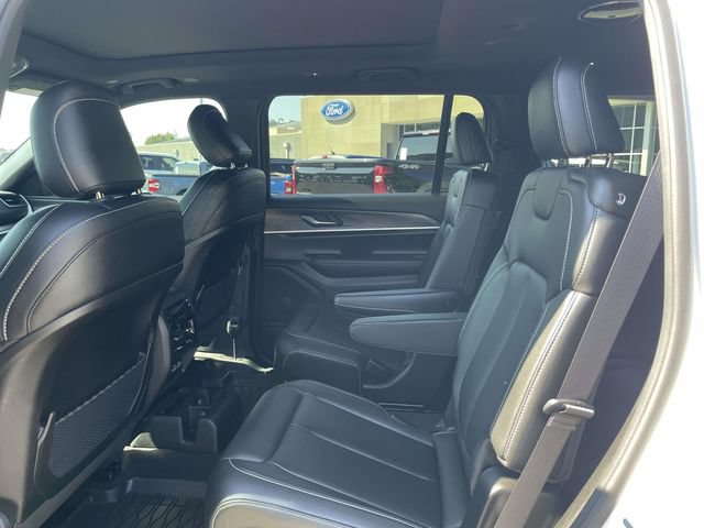 Used 2025 Jeep Grand Cherokee L Limited w/ Black Appearance Package AWD/4WD image 13