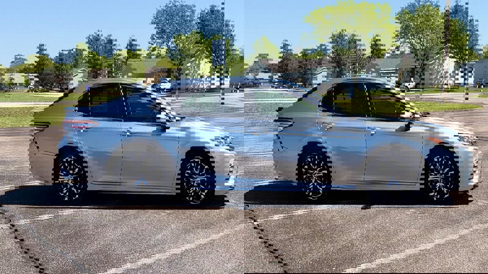 Used 2020 Toyota Camry SE FWD image 6