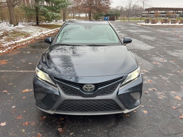 Used 2020 Toyota Camry SE image 2