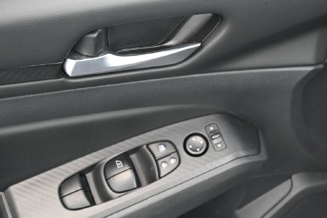 Used 2025 Nissan Altima 2.5 SV FWD image 12