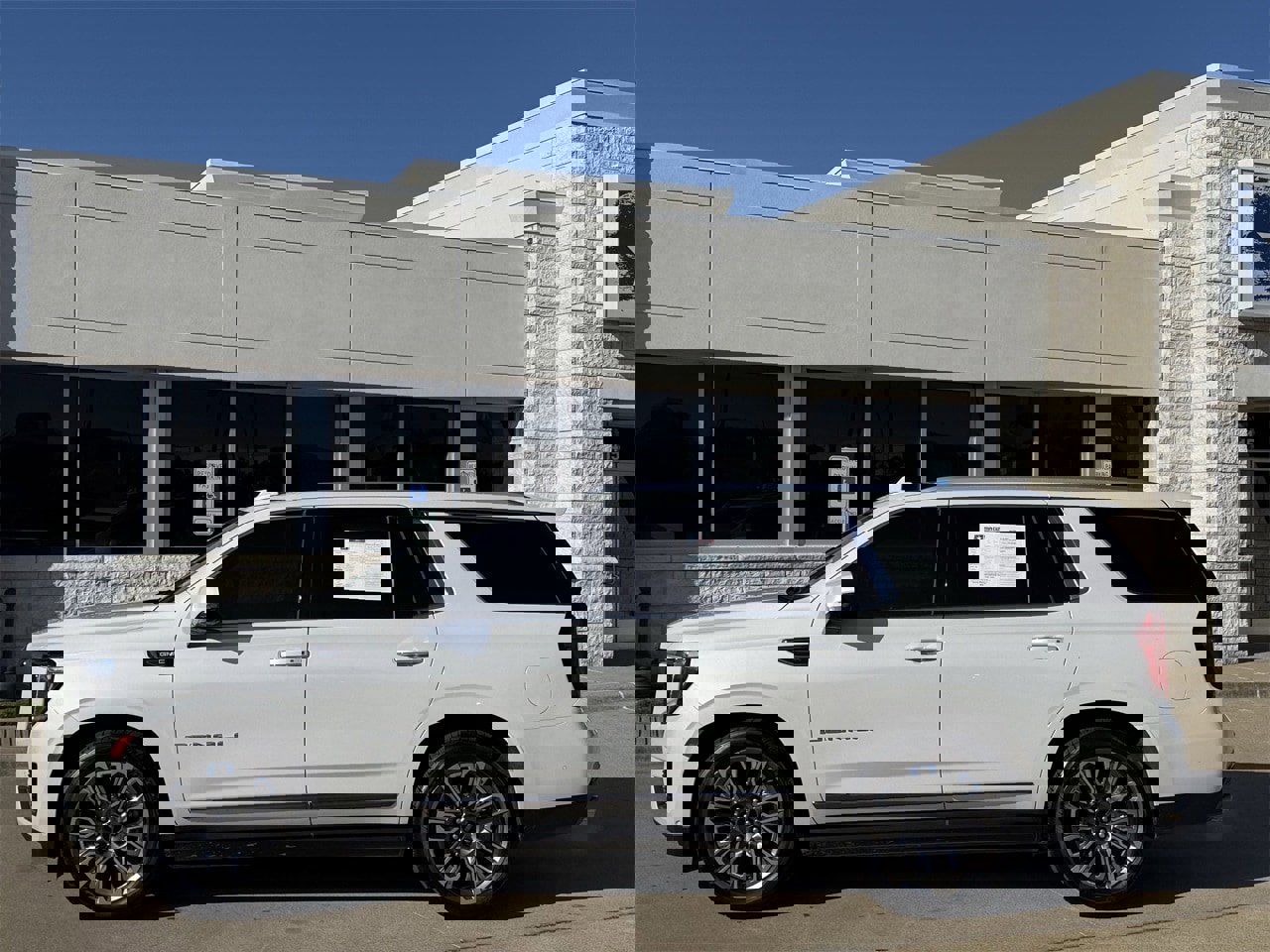 Used 2023 GMC Yukon Denali Ultimate image 3