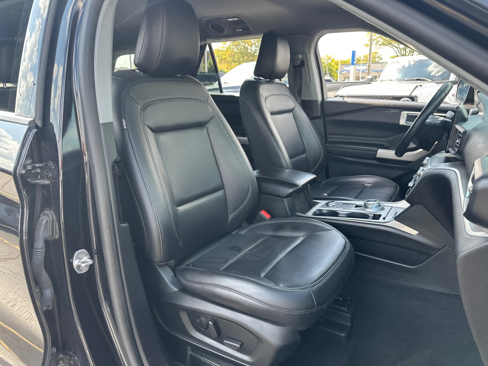 Certified 2022 Ford Explorer XLT w/ Equipment Group 202A image 33