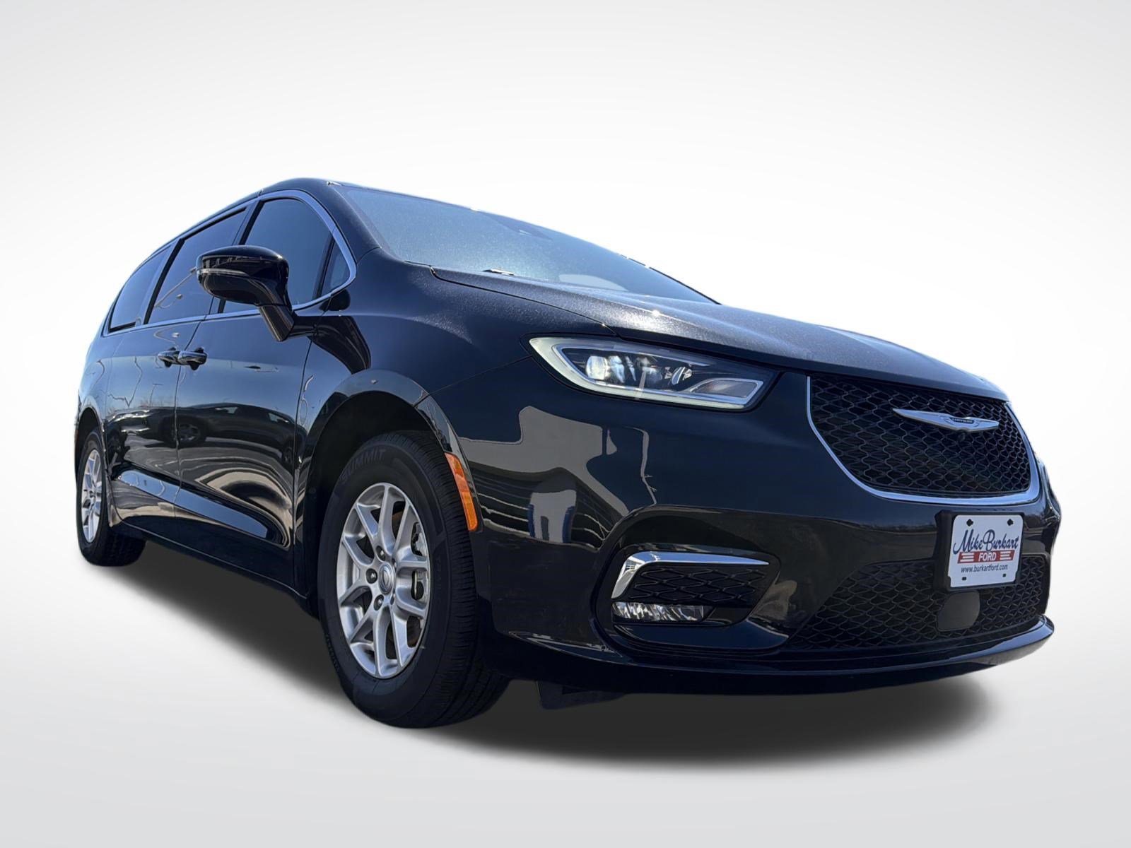 Used 2025 Chrysler Pacifica Select image 2