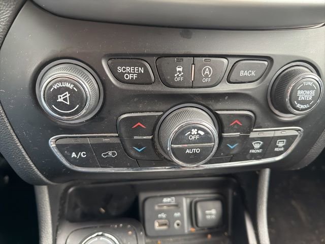 Used 2018 Jeep Cherokee Latitude Plus w/ Comfort/Convenience Group image 21