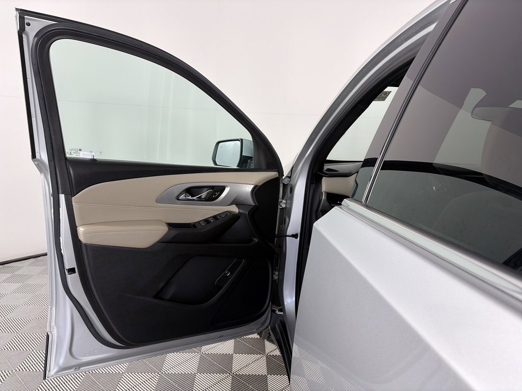 Used 2022 Chevrolet Traverse LT image 10