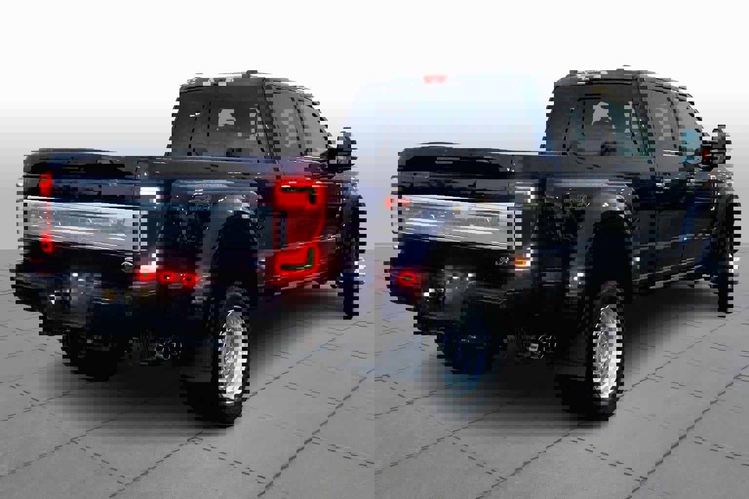 Certified 2022 Ford F450 Platinum w/ FX4 Off-Road Package image 3