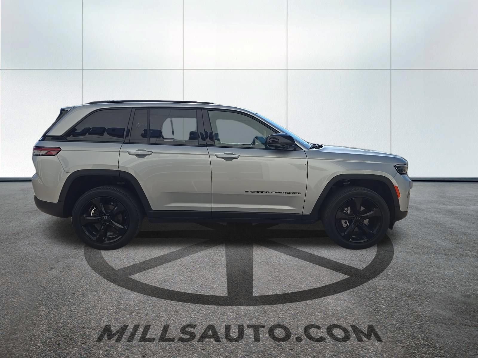 Used 2024 Jeep Grand Cherokee Altitude AWD/4WD image 3