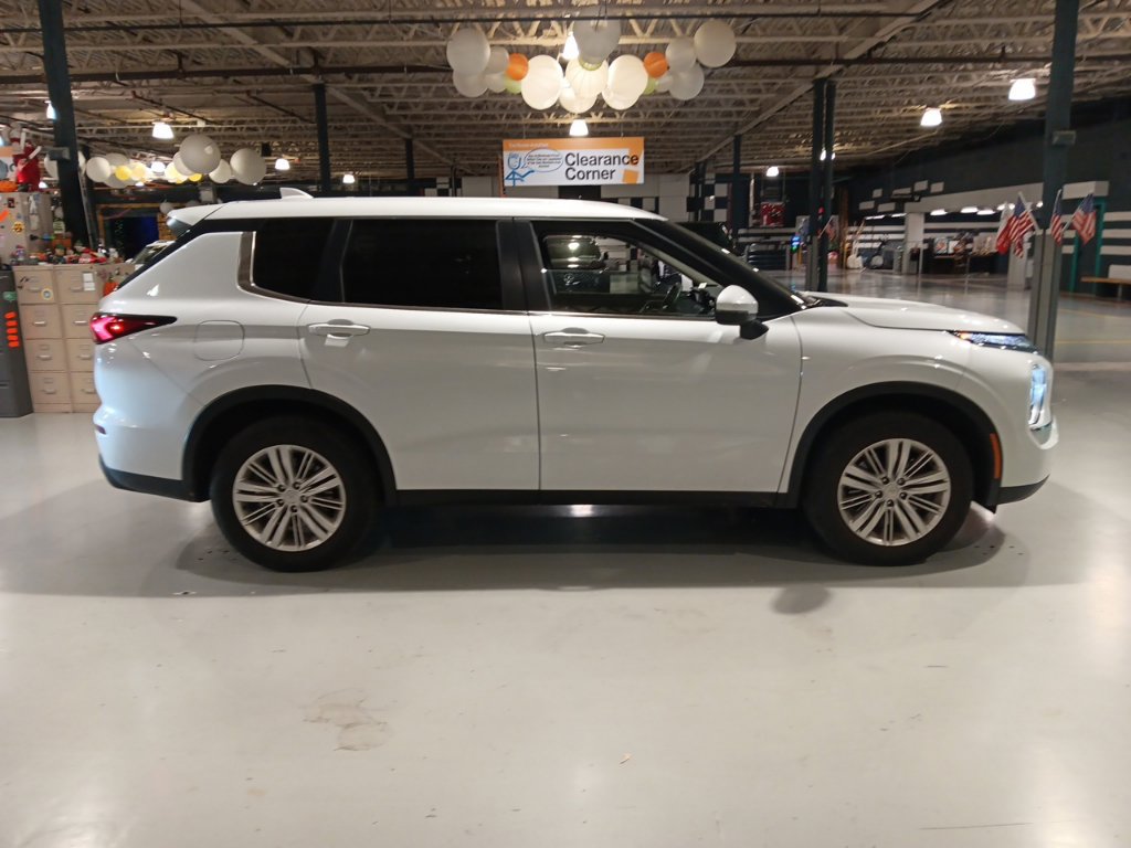 Used 2024 Mitsubishi Outlander ES AWD/4WD image 10