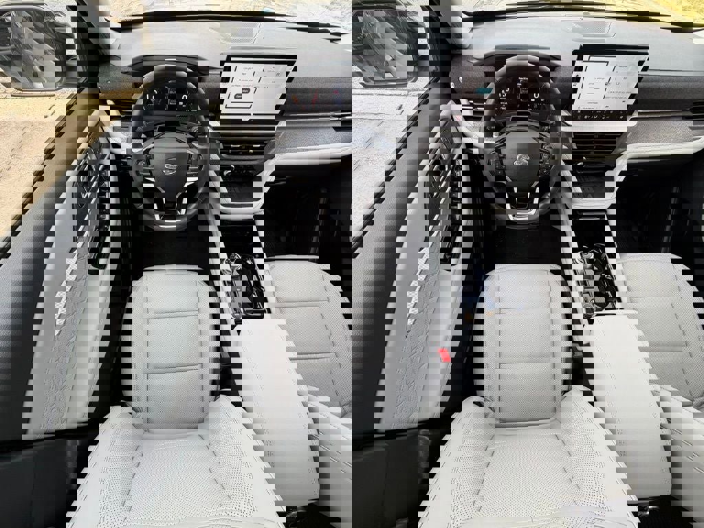 Certified 2025 Ford Explorer Platinum w/ Ultimate Package image 35