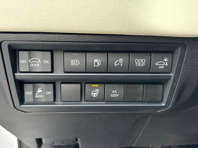 Used 2025 Toyota Sequoia Capstone AWD/4WD image 25