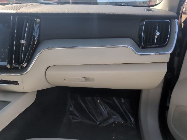 Used 2023 Volvo XC60 B5 Plus image 30