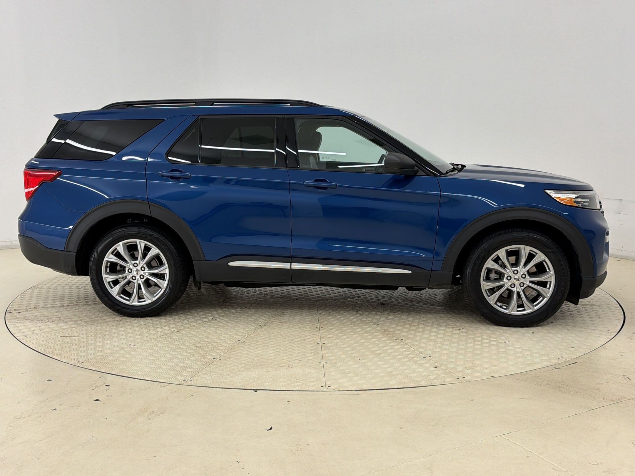 Certified 2020 Ford Explorer XLT w/ Equipment Group 202A AWD/4WD image 8