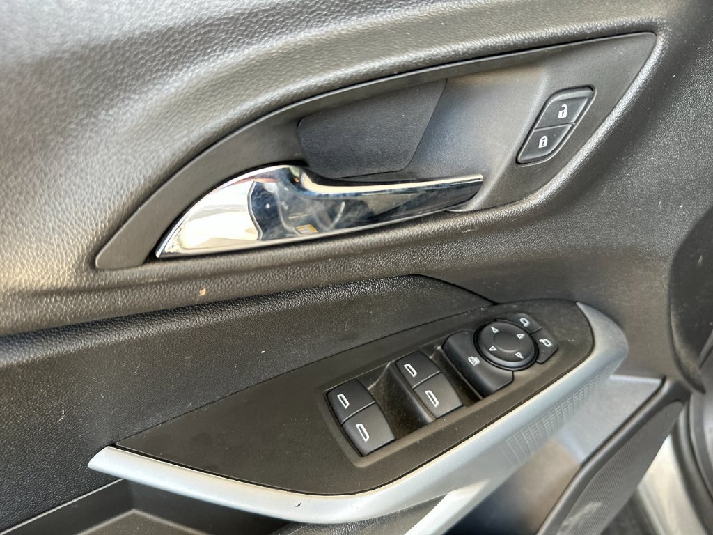 Used 2025 Chevrolet Trax RS w/ Sunroof Package FWD image 10