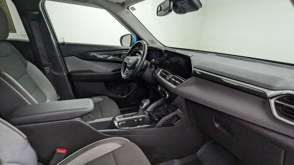 Used 2025 Chevrolet TrailBlazer LT w/ Convenience Package AWD/4WD image 37
