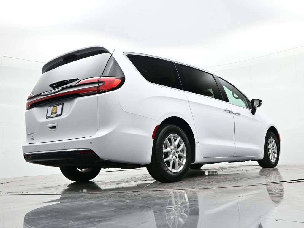 Used 2024 Chrysler Pacifica Touring-L FWD image 23