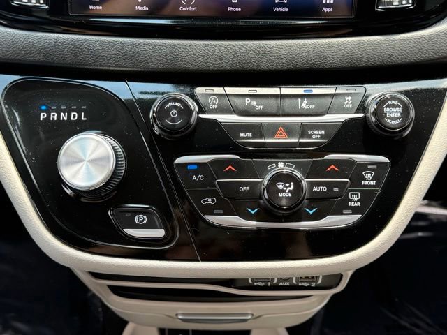 Used 2024 Chrysler Pacifica Touring-L FWD image 30