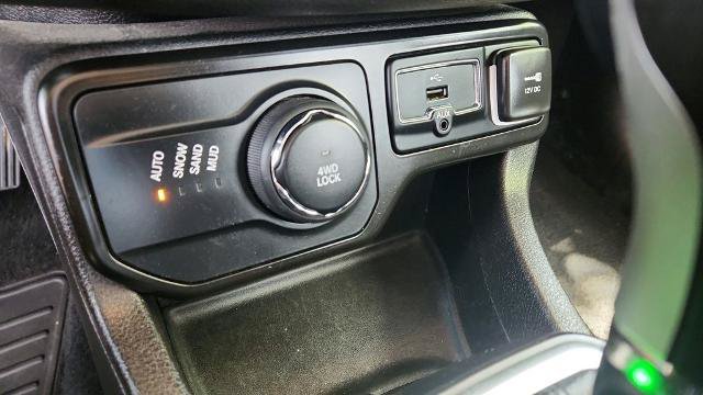 Used 2023 Jeep Renegade Latitude AWD/4WD image 16