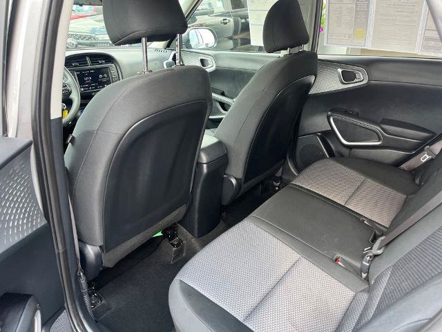 Used 2025 Kia Soul LX w/ LX Technology Package FWD image 16