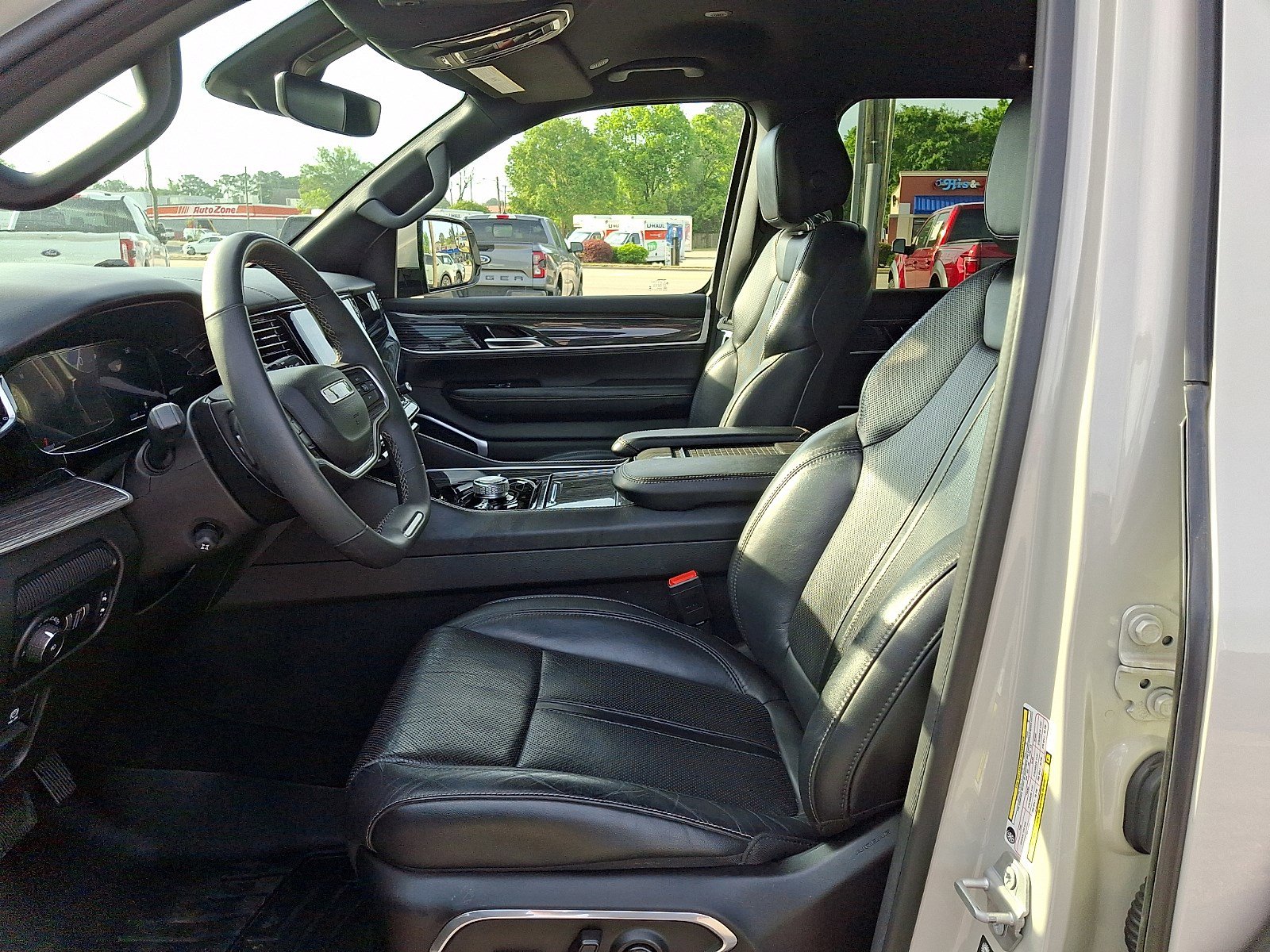 Used 2022 Jeep Wagoneer Series III w/ Flexible Seating Group AWD/4WD image 12