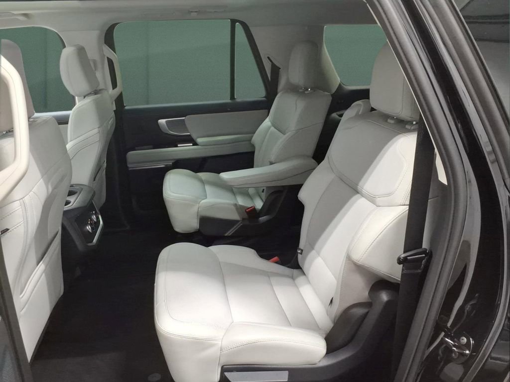 Certified 2025 Ford Expedition Max Platinum w/ Driver's Package AWD/4WD image 18
