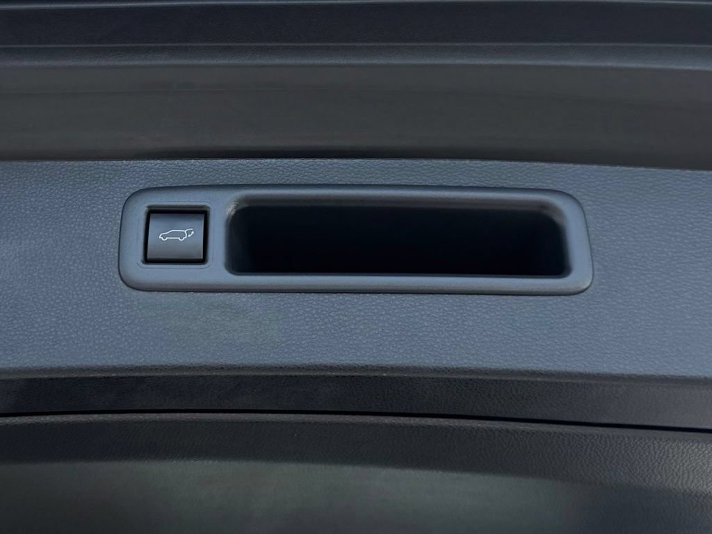 Used 2025 Toyota Highlander XLE FWD image 13