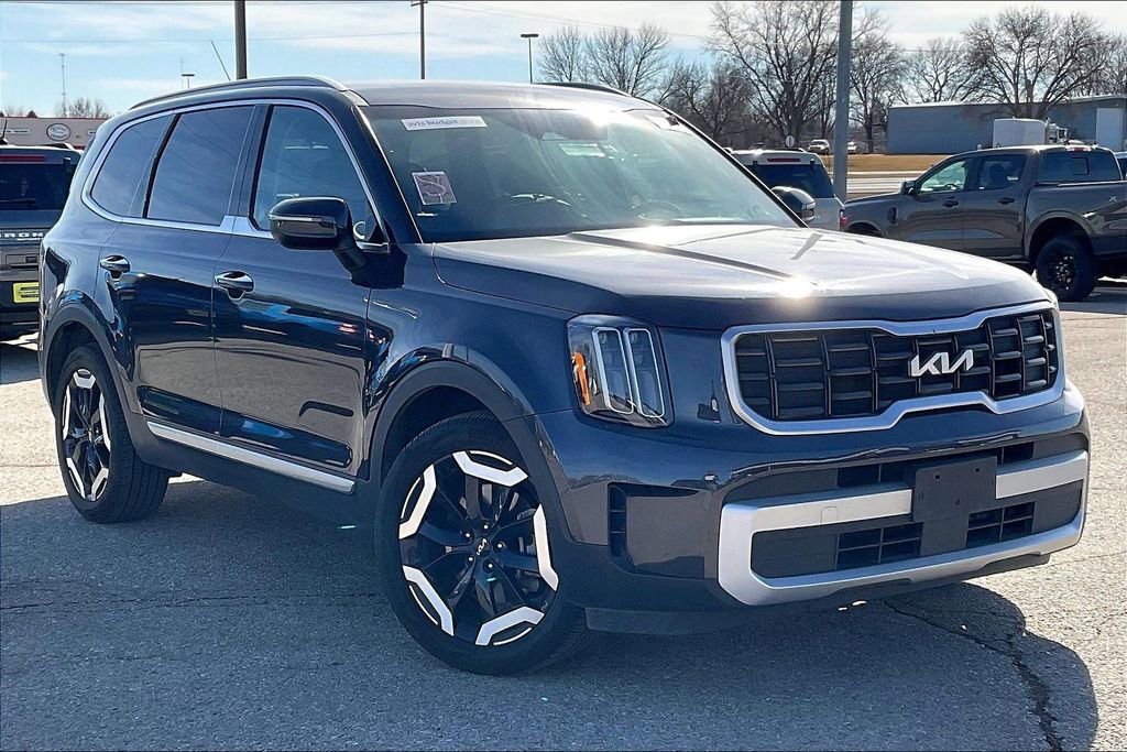 Used 2025 Kia Telluride S image 3