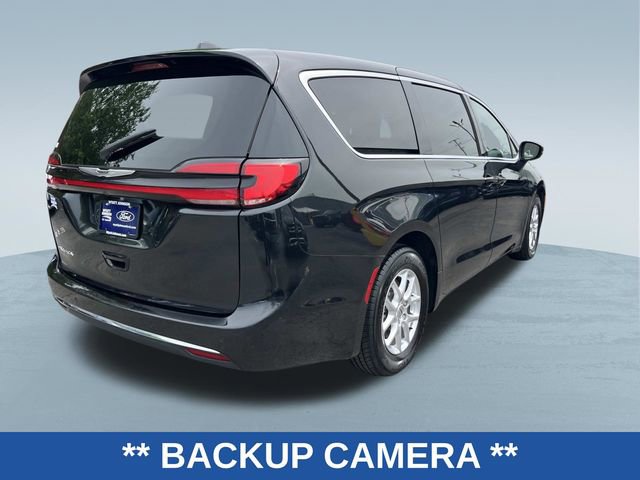 Used 2023 Chrysler Pacifica Touring-L FWD image 3