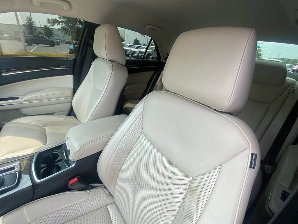 Used 2018 Chrysler 300 Limited AWD/4WD image 21