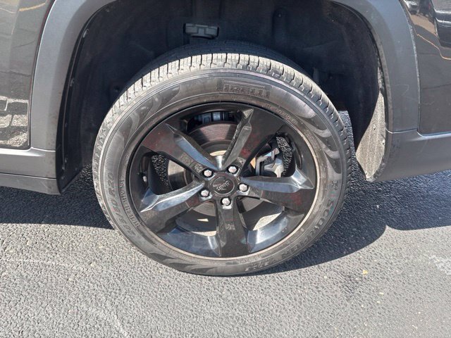 Used 2024 Jeep Grand Cherokee L Limited w/ Black Appearance Package RWD image 4