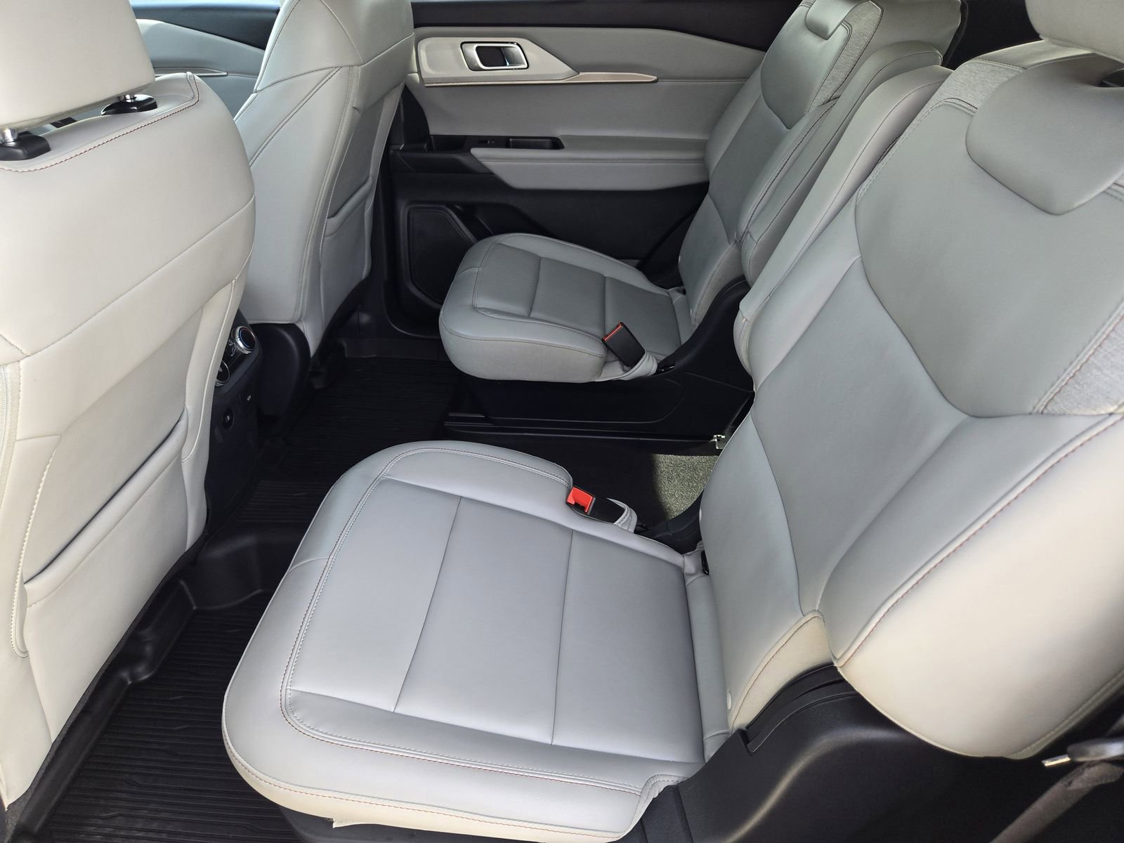 Certified 2025 Ford Explorer Active w/ Active Comfort Package image 30