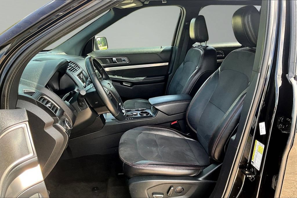 Certified 2018 Ford Explorer XLT w/ Equipment Group 202A FWD image 19