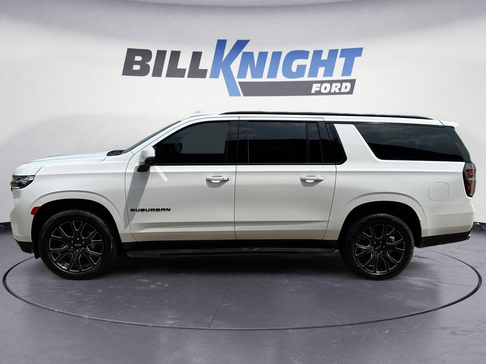 Used 2023 Chevrolet Suburban RST w/ Sport Performance Package AWD/4WD image 2