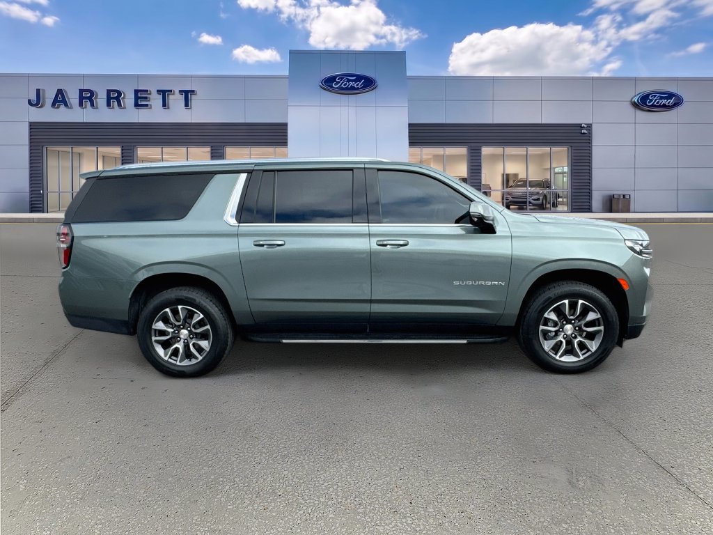 Used 2024 Chevrolet Suburban LT w/ Luxury Package RWD image 8