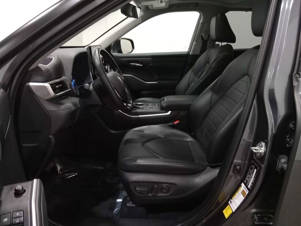 Used 2021 Toyota Highlander XLE image 17