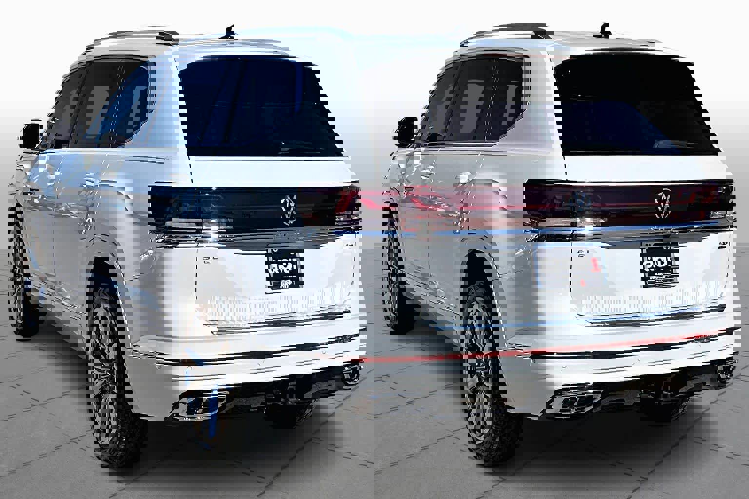 Used 2025 Volkswagen Atlas SEL Premium R-Line image 2