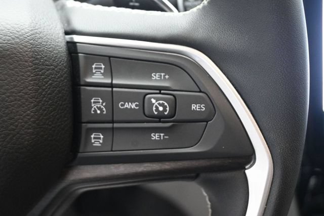 Used 2023 Jeep Grand Cherokee Limited w/ Black Appearance Package AWD/4WD image 14