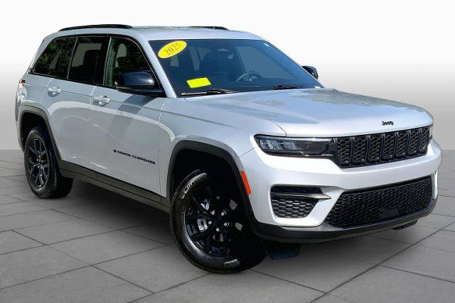 Used 2025 Jeep Grand Cherokee Altitude AWD/4WD image 3
