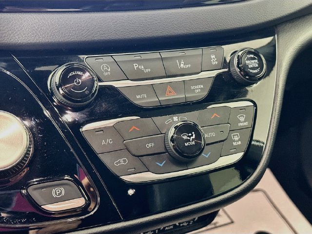 Used 2025 Chrysler Pacifica Select FWD image 21