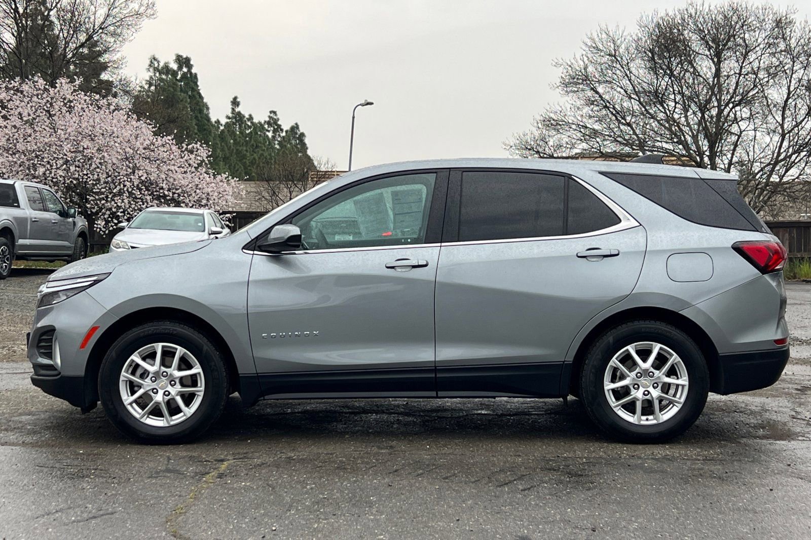 Used 2023 Chevrolet Equinox LT image 2