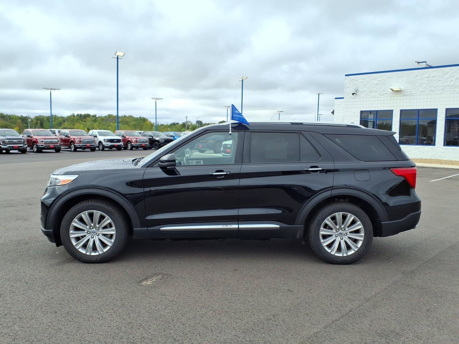 Certified 2022 Ford Explorer Limited w/ Equipment Group 301A AWD/4WD image 2