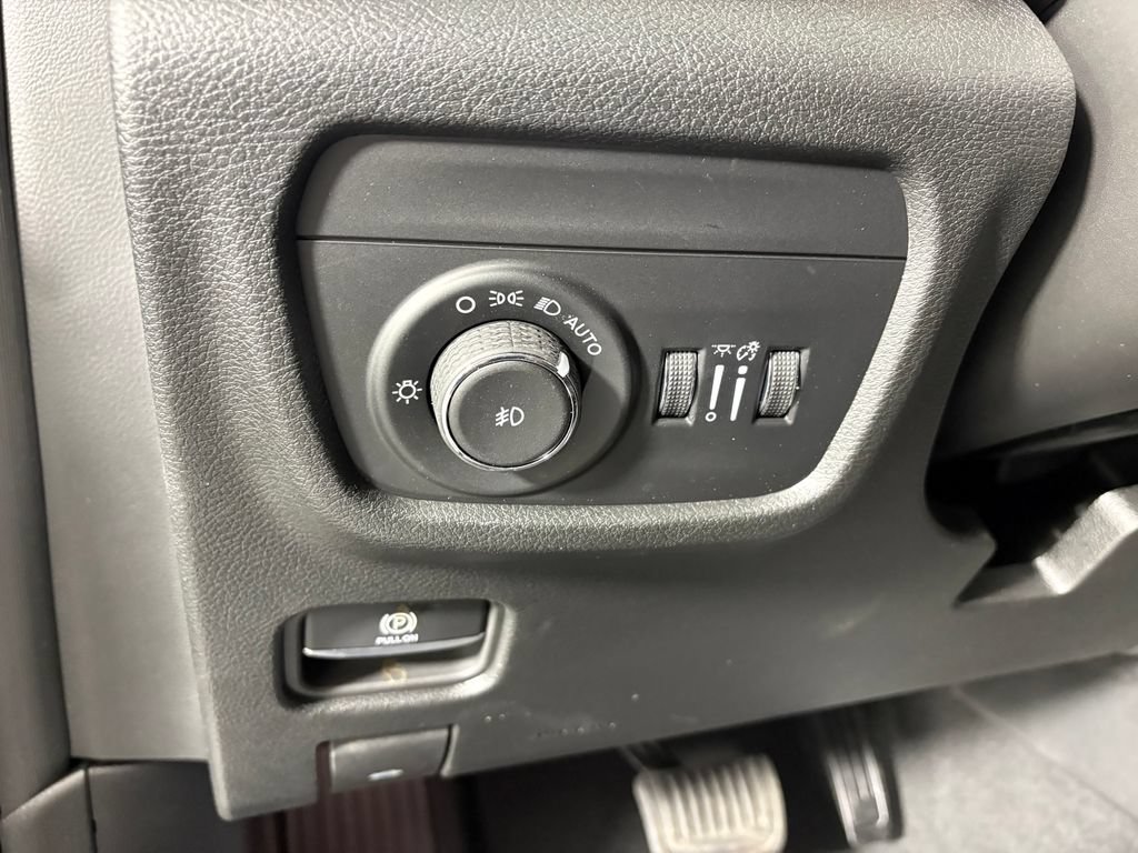 Used 2026 Jeep Grand Cherokee Limited w/ Limited Altitude Package AWD/4WD image 14