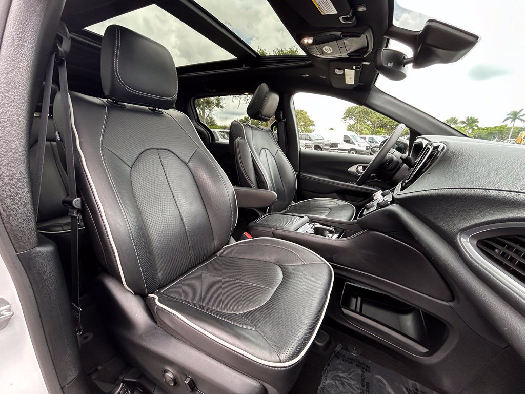 Used 2026 Chrysler Pacifica Limited FWD image 28