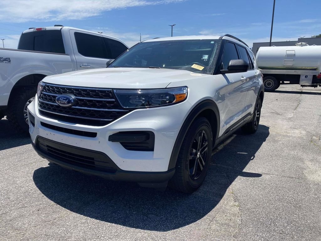 Certified 2024 Ford Explorer XLT RWD image 3