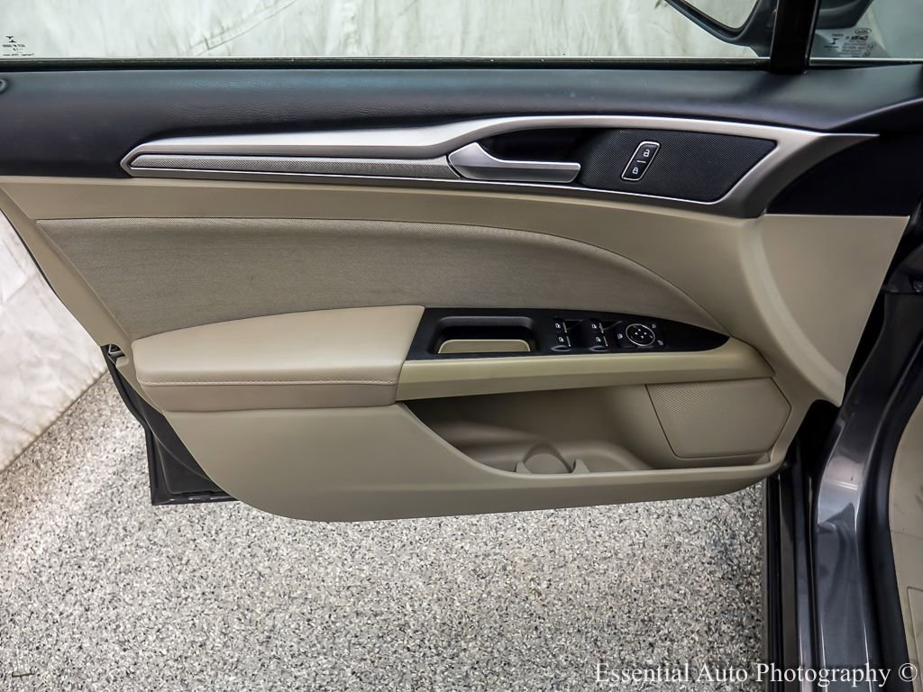 Certified 2018 Ford Fusion SE w/ Fusion SE Technology Package FWD image 19
