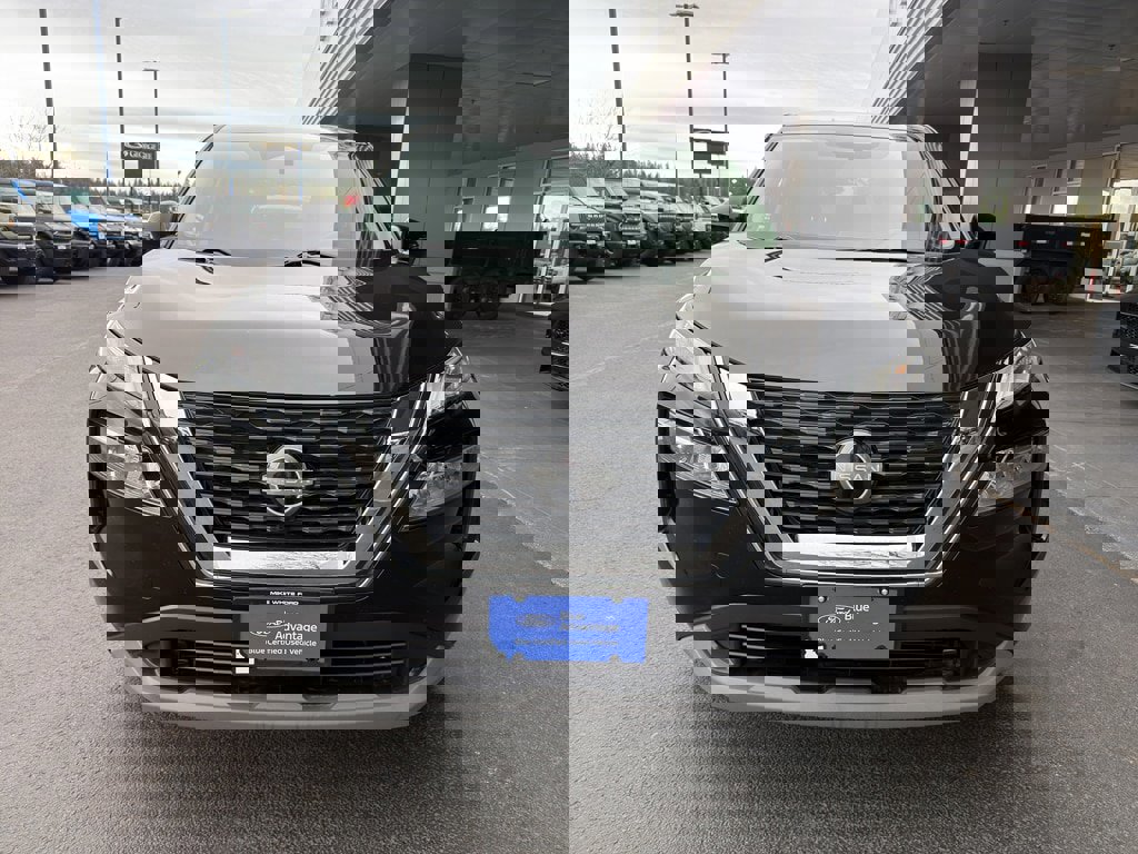 Used 2023 Nissan Rogue SV image 2