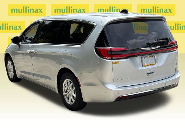 Used 2024 Chrysler Pacifica Touring-L FWD image 9