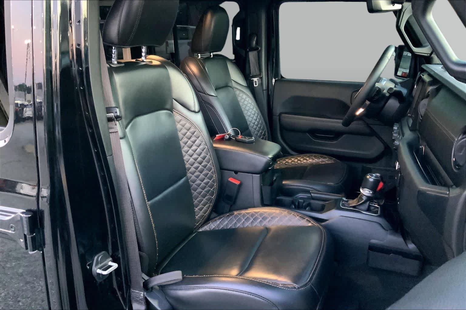 Used 2023 Jeep Wrangler Unlimited Sahara AWD/4WD image 17