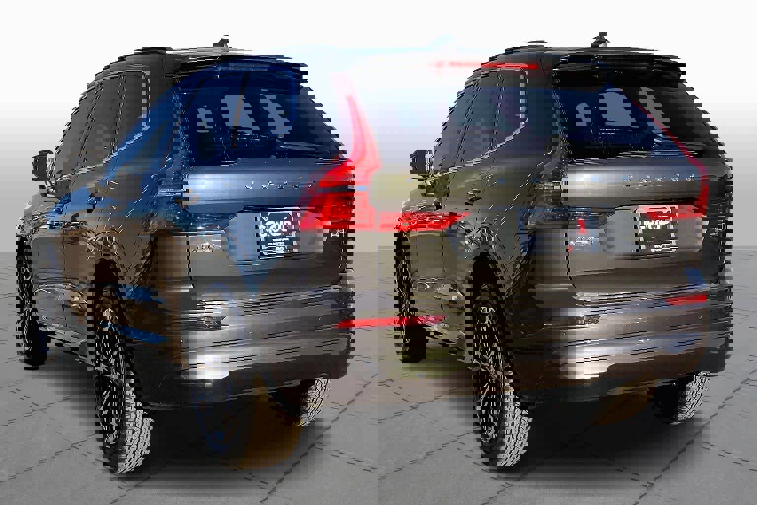 Used 2022 Volvo XC60 B5 Momentum w/ Protection Package Premier image 11